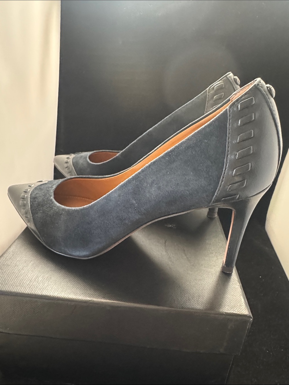 COACH Like NEW “Sophie” Suede & Leather Pointed Toe Pumps in Midnight Navy Sz 9M - Picture 4 of 10